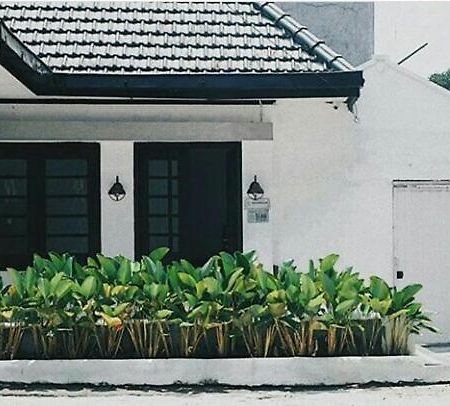 Askhara Guesthouse Surabaya Dış mekan fotoğraf